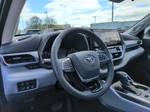 Certified 2020 Toyota Highlander Platinum AWD/4WD image 32