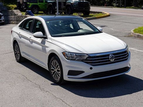 Used 2020 Volkswagen Jetta SE w/ SE Cold Weather Package FWD image 3
