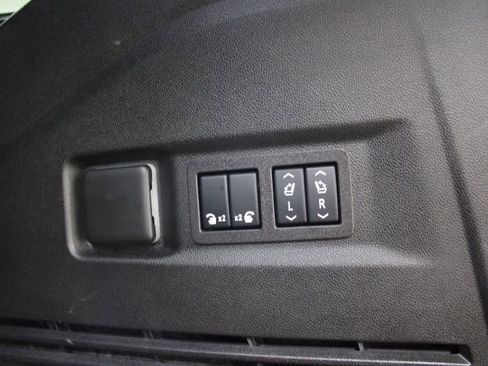 Used 2024 Chevrolet Tahoe Premier AWD/4WD image 16