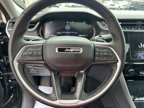 Used 2022 Jeep Grand Cherokee Laredo w/ Luxury Tech Group I image 12