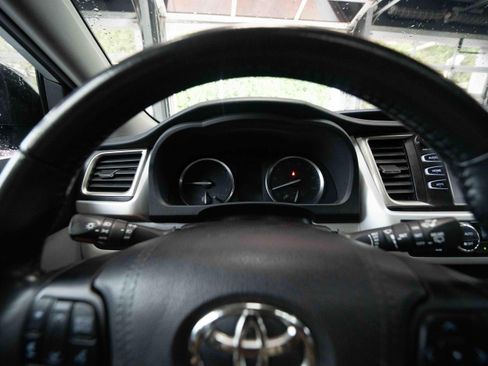 Used 2019 Toyota Highlander XLE AWD/4WD image 15