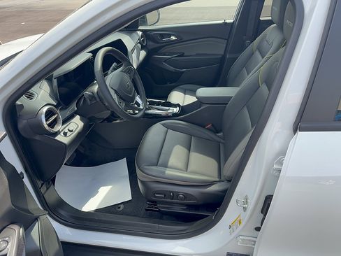Used 2024 Chevrolet Trax ACTIV w/ Sunroof Package FWD image 9