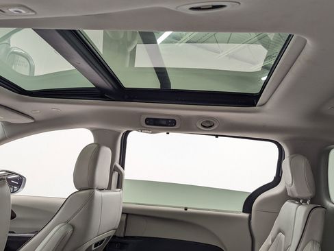 Used 2020 Chrysler Pacifica Limited image 21