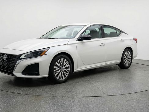 Used 2025 Nissan Altima 2.5 SV image 3