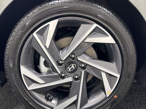 Used 2025 Hyundai Elantra SEL image 25