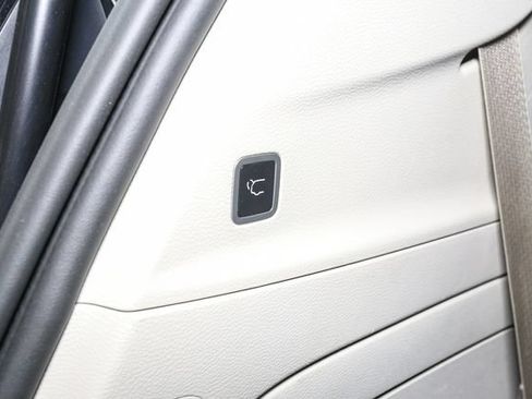 Used 2023 Chrysler Pacifica Touring-L FWD image 12