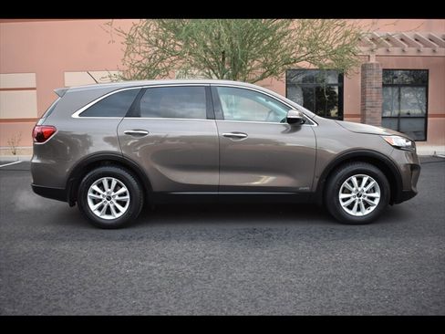 Used 2019 Kia Sorento LX image 1