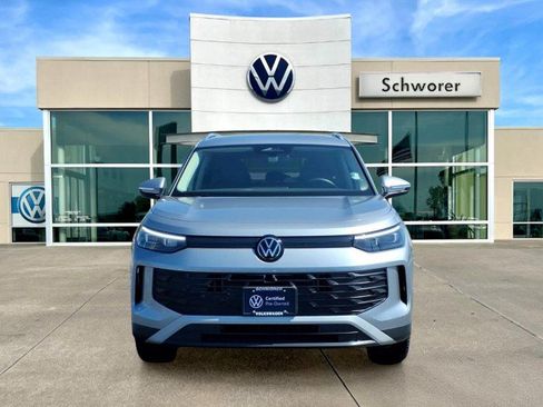 Certified 2025 Volkswagen Tiguan SE AWD/4WD image 3