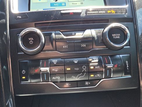 Used 2017 Ford Explorer XLT w/ Equipment Group 202A AWD/4WD image 31