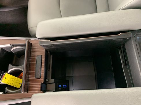 Used 2023 Toyota Sienna XLE FWD image 28