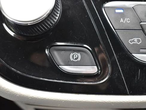 Used 2023 Chrysler Pacifica Touring-L FWD image 34