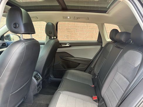 Used 2023 Volkswagen Taos SE w/ Panoramic Sunroof Package AWD/4WD image 16