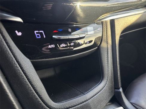 Used 2021 Cadillac XT6 Premium Luxury image 3