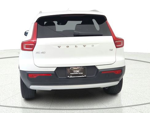 Used 2020 Volvo XC40 T4 Momentum FWD image 6