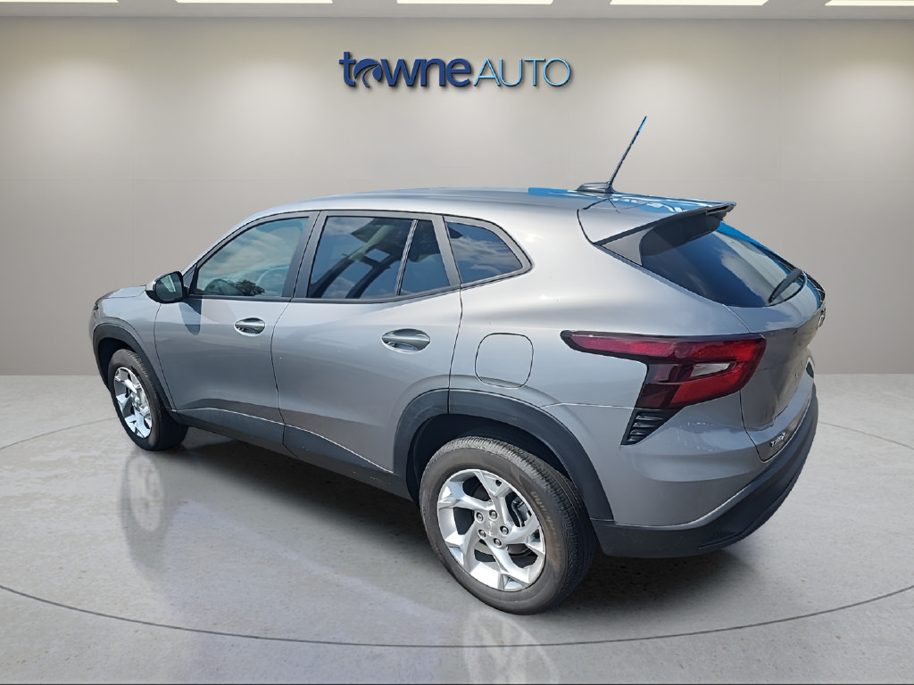 Used 2024 Chevrolet Trax LS w/ LS Convenience Package FWD image 3