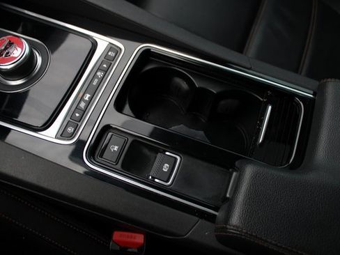 Used 2018 Jaguar F-PACE Prestige image 27