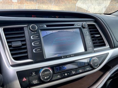Used 2019 Toyota Highlander XLE AWD/4WD image 17
