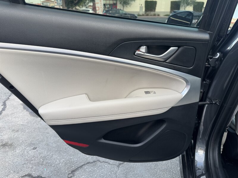 Used 2019 Genesis G70 2.0T Advanced RWD image 26