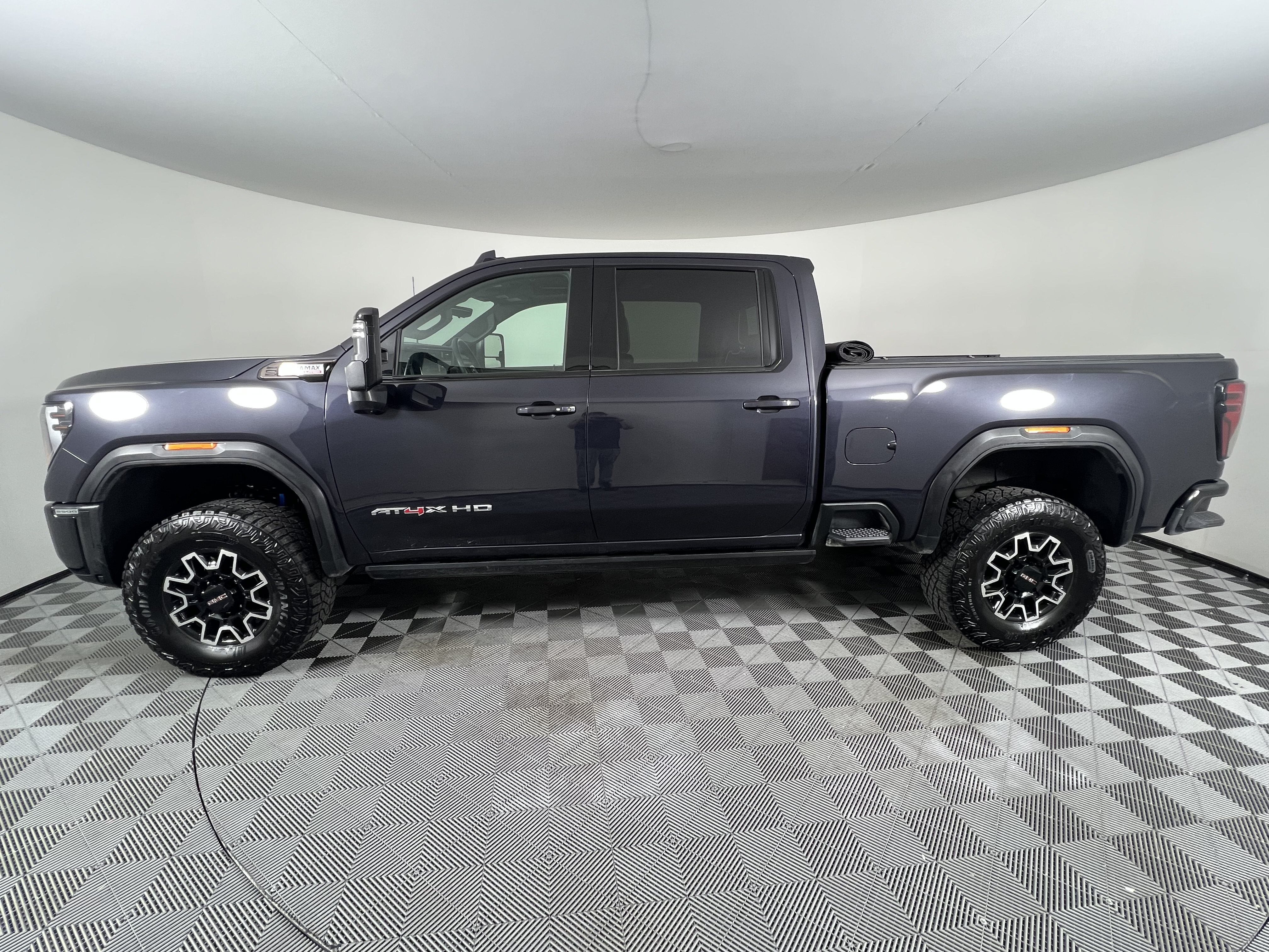 Used 2024 GMC Sierra 2500 AT4X AWD/4WD image 9