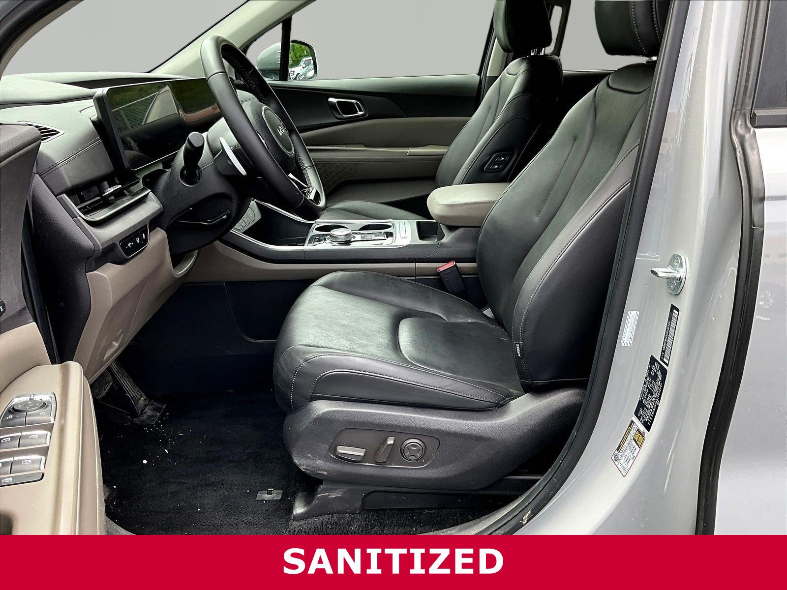 Used 2025 Kia Carnival EX FWD image 18