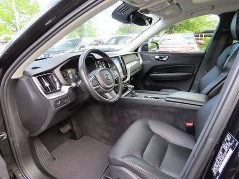 Used 2019 Volvo XC60 T5 Momentum w/ Multimedia Package AWD/4WD image 2