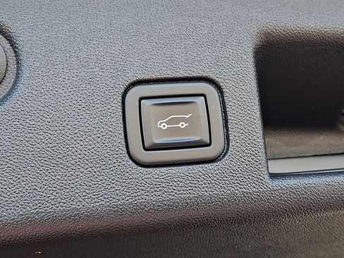 Used 2023 Chevrolet Equinox Premier FWD image 31