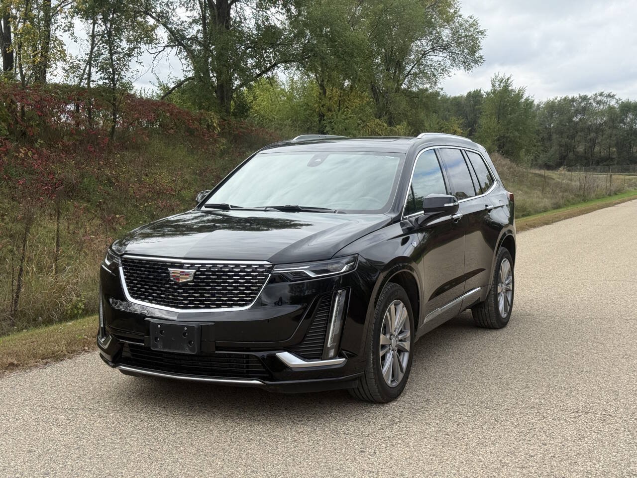 Used 2024 Cadillac XT6 Premium Luxury w/ Technology Package AWD/4WD image 2