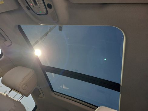 Used 2021 Audi e-tron Premium Plus w/ Premium Plus Package image 32