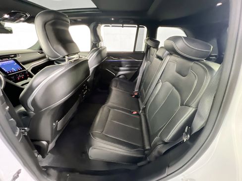 Used 2022 Jeep Grand Cherokee Overland w/ Luxury Tech Group IV image 25