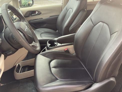 Used 2024 Chrysler Pacifica Touring-L image 17