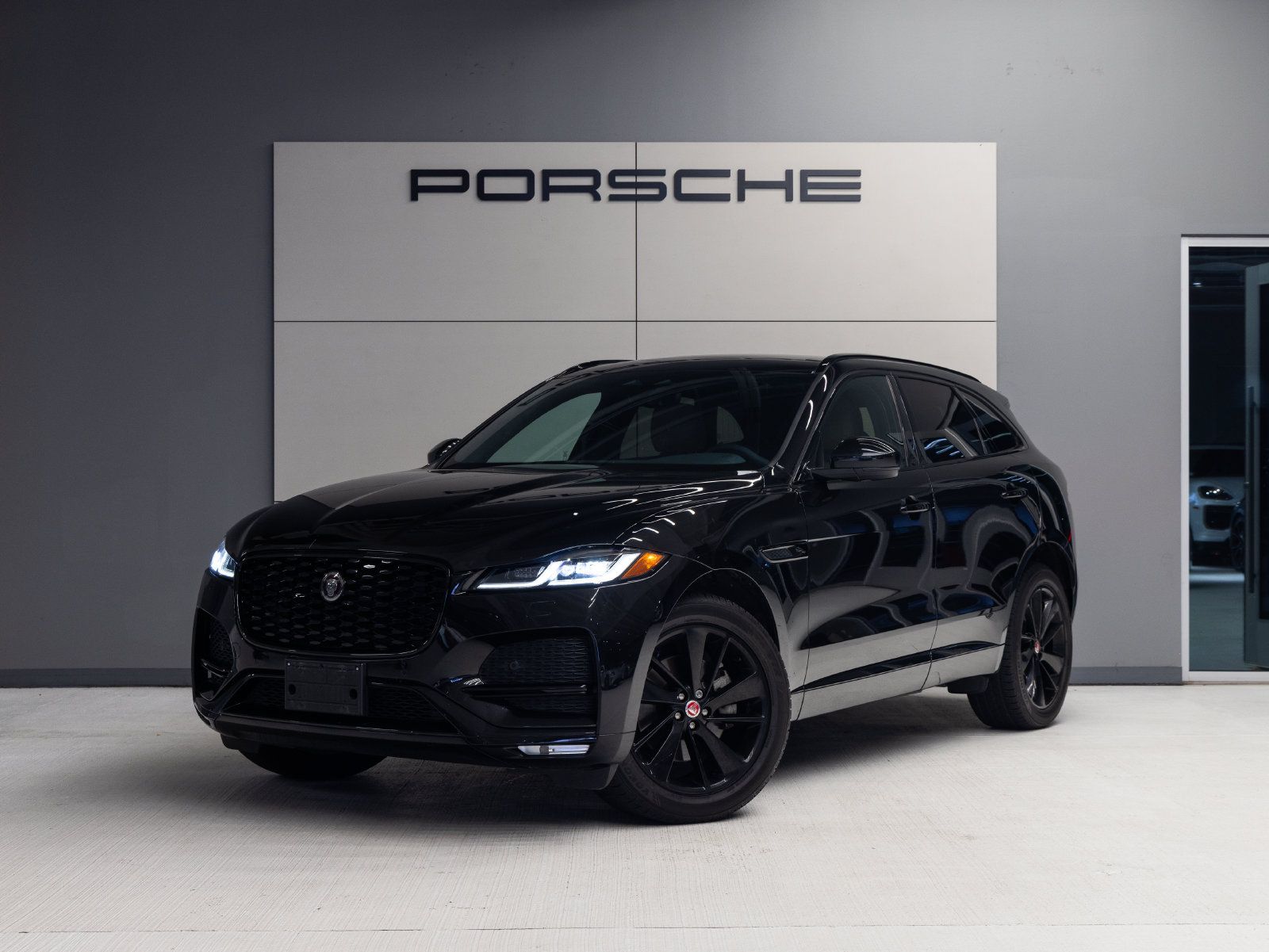 Used 2023 Jaguar F-PACE S AWD/4WD image 1