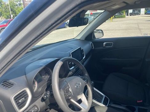 Used 2021 Hyundai Venue SE FWD image 17