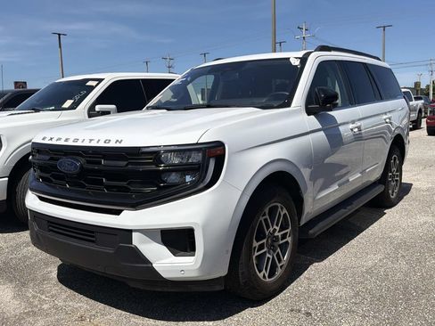 Used 2025 Ford Expedition Active AWD/4WD image 1