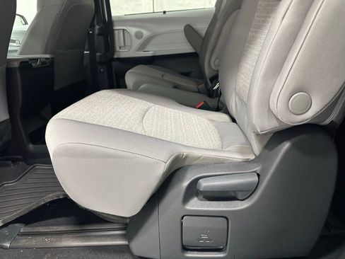 Used 2026 Toyota Sienna LE image 46