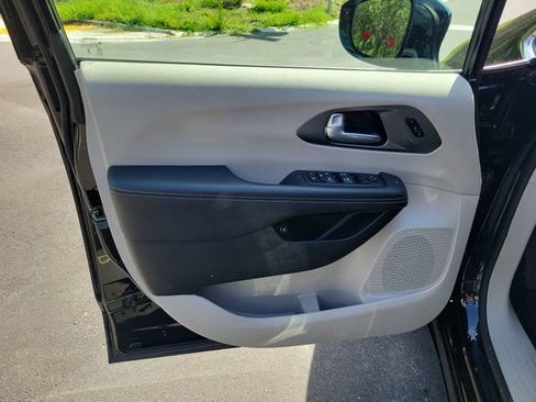 Used 2024 Chrysler Pacifica Limited FWD image 11