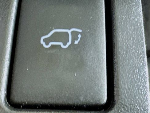 Used 2019 Toyota Highlander XLE FWD image 32
