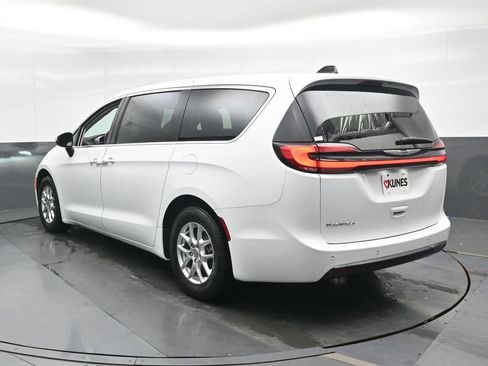 Used 2023 Chrysler Pacifica Touring-L FWD image 9