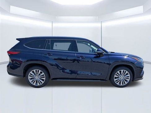 Used 2023 Toyota Highlander Platinum FWD image 3