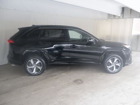 Used 2023 Toyota RAV4 SE w/ Weather & Moonroof Package image 25