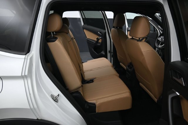 Used 2023 Volkswagen Tiguan SE R-Line FWD image 32