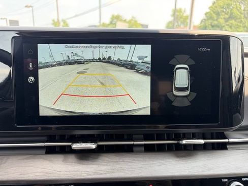 Used 2024 Kia Carnival EX FWD image 11