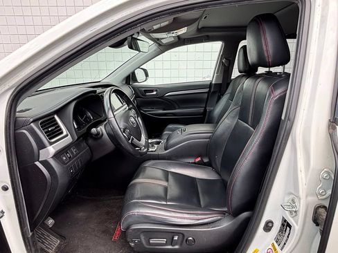 Used 2019 Toyota Highlander SE w/ Nightshade Edition FWD image 3