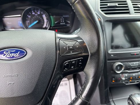 Used 2018 Ford Explorer XLT w/ Equipment Group 201A AWD/4WD image 18