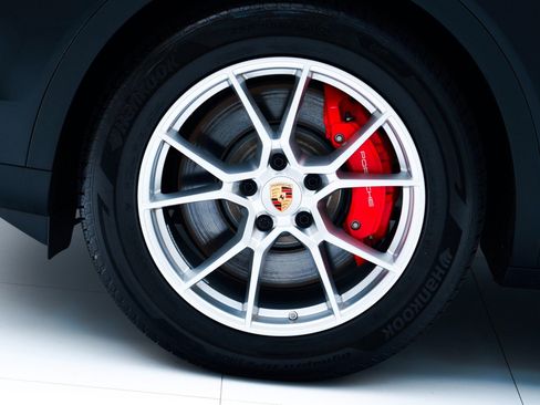 Used 2025 Porsche Cayenne S image 12