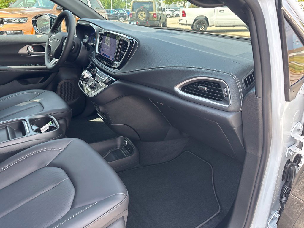 New 2027 Chrysler Pacifica Select FWD image 27