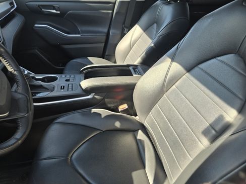 Used 2023 Toyota Highlander XLE AWD/4WD image 22