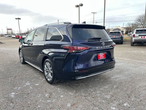 Certified 2022 Toyota Sienna Platinum image 3