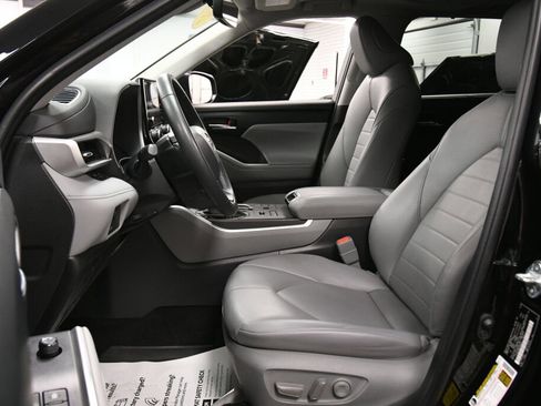 Certified 2023 Toyota Highlander XLE image 9