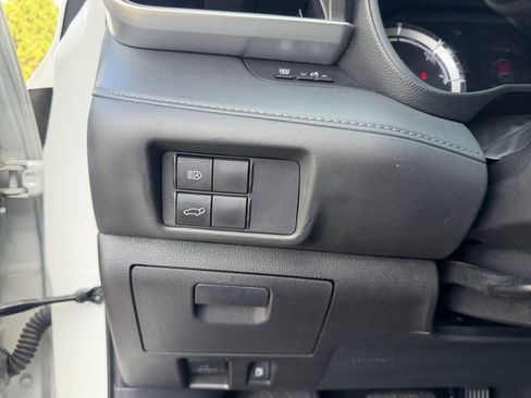 Used 2020 Toyota Highlander LE AWD/4WD image 19