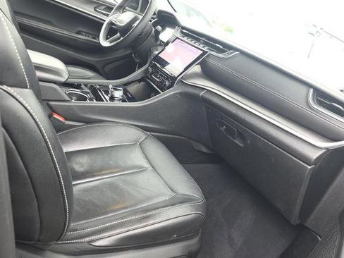 Used 2023 Jeep Grand Cherokee L Limited w/ Black Appearance Package AWD/4WD image 6